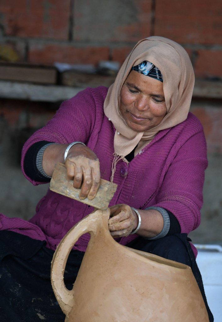 OUVRIERE POTIERE TUNISIE