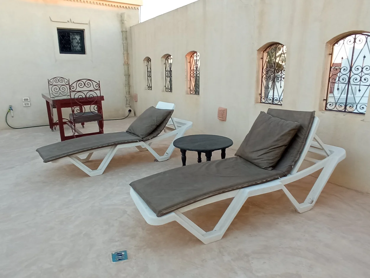 Studio à l'étage avec terrasse privative